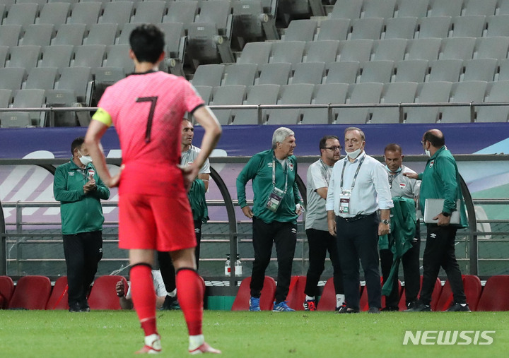 [서울=뉴시스] 권창회 기자 = 2일 오후 서울 마포구 서울월드컵경기장에서 열린 '2022 FIFA 카타르 월드컵 아시아지역 최종예선 A조 1차전' 대한민국과 이라크의 경기. 경기가 무승부로 끝나고 이라크 딕 아드보카트 감독이 경기장을 바라보고 있다. 2021.09.02. kch0523@newsis.com