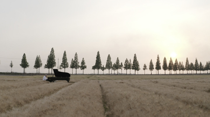 '오느른'에 출연한 유키 구라모토가 김제 지평선을 배경으로 피아노 연주를 선보인다.  *재판매 및 DB 금지