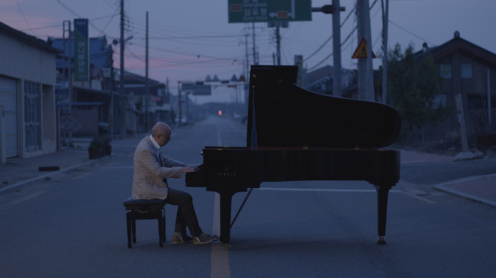 '오느른'에 출연한 유키 구라모토가 동틀 무렵 김제의 거리에서 피아노 연주를 선사한다. *재판매 및 DB 금지