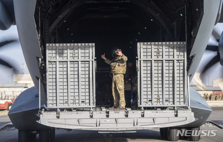 [카불=AP/뉴시스] 영국군이 카불을 떠나는 A400M 수송기에 탑승해 있다. 2021.08.28.