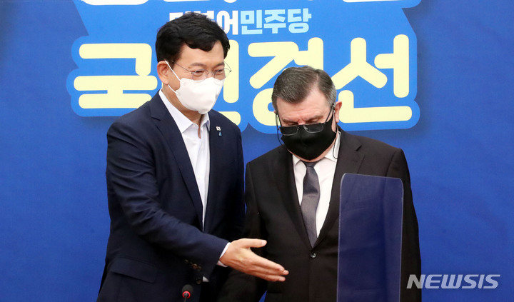 [서울=뉴시스] 최동준 기자 = 송영길 더불어민주당 대표가 3일 서울 여의도 국회에서 안드레이 쿨릭 주한 러시아 대사를 접견하고 있다. (공동취재사진) 2021.09.03. photo@newsis.com