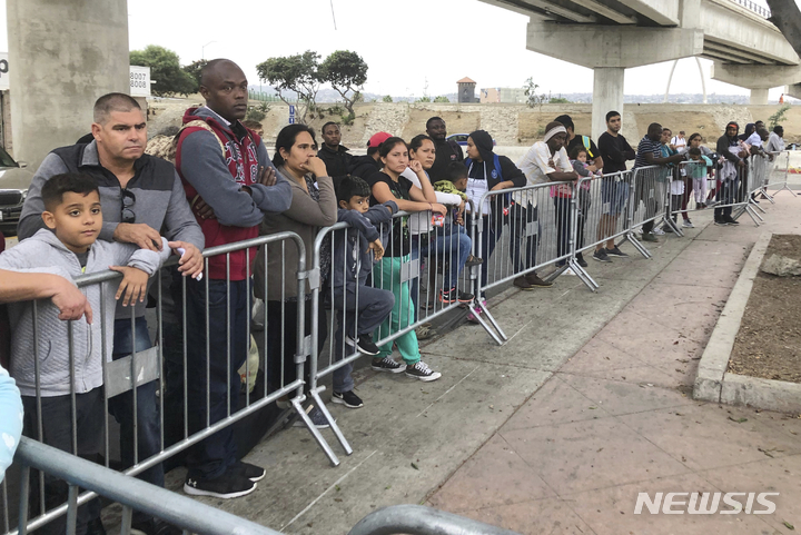 [티후아나(멕시코)=AP/뉴시스] 멕시코 티후아나 세관에서 미국 입국심사를 기다리는 이민신청자들. 