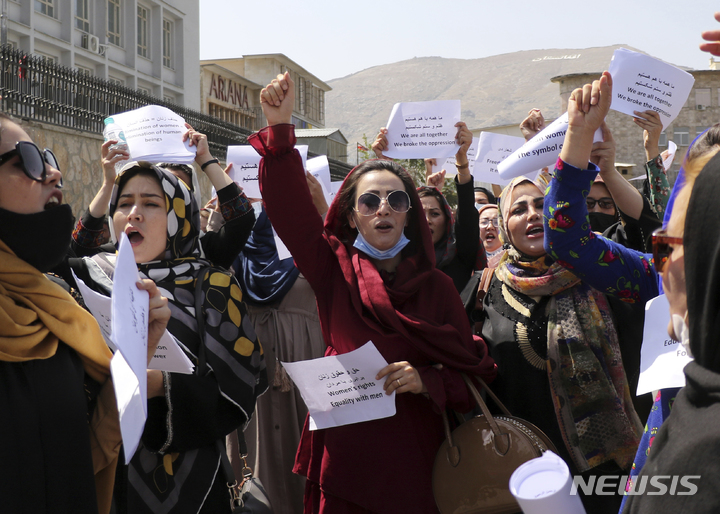 [카불=AP/뉴시스] 3일(현지시간) 아프가니스탄 카불에서 여성들이 탈레반 정권하에서 자신들의 권리를 요구하기 위해 모이고 있다. 탈레반이 아프간을 어떻게 통치할 것인지 전 세계의 관심이 집중된 가운데 언론과 여성에 대한 탈레반의 정책은 이를 판단하는 핵심 지표가 될 것으로 보인다. 2021.09.03. 