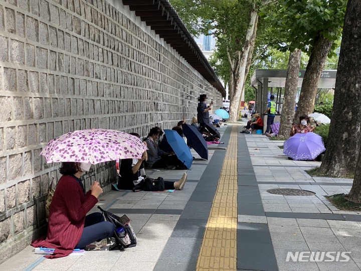 [서울=뉴시스] 전재훈 수습기자 = 대면예배 금지 조치에도 수차례 대규모 예배를 벌여 시설 폐쇄 조치 처분을 받은 사랑제일교회가 예배를 개별적 유튜브 시청 형식으로 대체했지만 일부 교인 수백명은 지난달 29일에 이어 5일에도 서울 광화문 일대에 나와 찬송가를 부르며 유튜브로 예배를 시청했다. 2021.09.05. kez@newsis.com