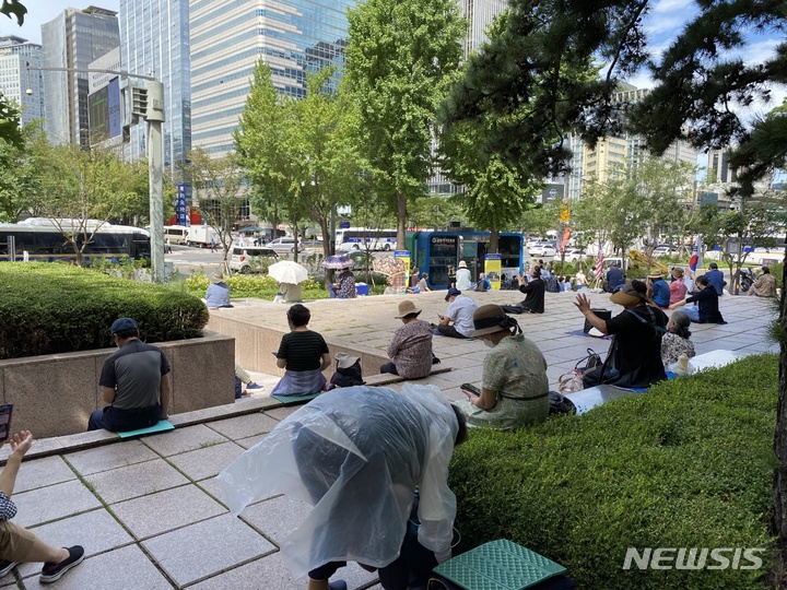 [서울=뉴시스] 전재훈 수습기자 = 대면예배 금지 조치에도 수차례 대규모 예배를 벌여 시설 폐쇄 조치 처분을 받은 사랑제일교회가 예배를 개별적 유튜브 시청 형식으로 대체했지만 일부 교인 수백명은 지난달 29일에 이어 5일에도 서울 광화문 일대에 나와 찬송가를 부르며 유튜브로 예배를 시청했다. 2021.09.05. kez@newsis.com