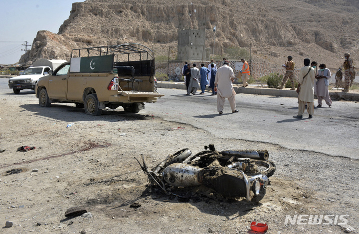 [퀘타=AP/뉴시스]5일 파키스탄 발루치스탄 주도 퀘타 외곽 검문소에서 자살폭탄테러가 발생해 보안당국이 현장을 조사하고 있다. 파키스탄 탈레반은 이 테러가 자신들의 소행이라고 밝혔다. 2021.09.05. 