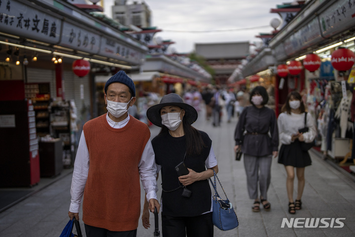[도쿄=AP/뉴시스] 일본 도쿄 시내 쇼핑가에서 5일 코로나19 예방을 위해 마스크를 착용한 시민들이 가게 구경을 하면서 걸어가고 있다. 2021.09.07