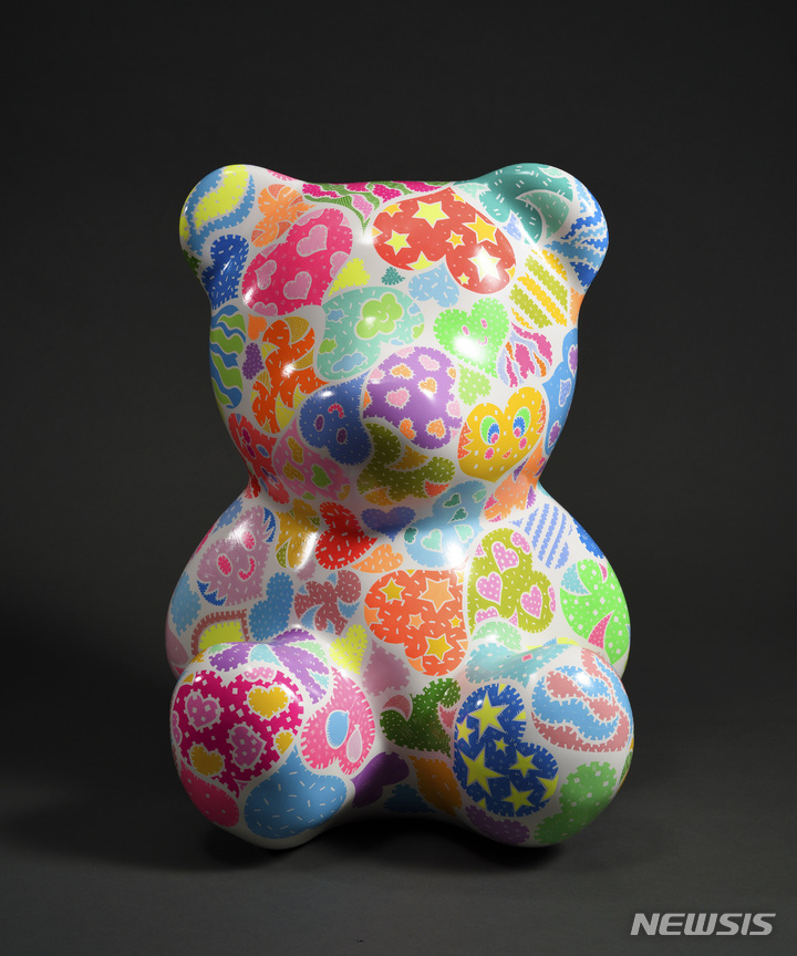 [서울=뉴시스] 이사라, Lucky bear-사랑 한가득, 63x45x40cm, Acrylic on poly, 2020