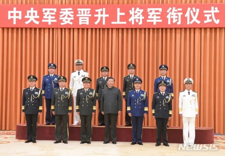 중국 시진핑 중앙군사위 주석 겸 국가주석은 6일 베이징에서 왕하이장 서부전구 사령원 등 5명을 상장으로 승진시켰다. 2021.09.06