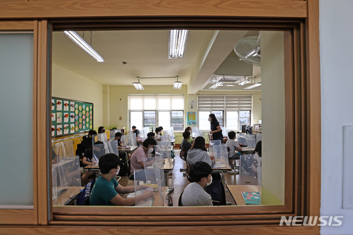 [서울=뉴시스] 백동현 기자 = 본격적인 등교가 확대된 지난달 6일 오전 서울 강북구 번동초등학교 교실에서 학생들이 수업을 듣고 있다. (공동취재사진) 2021.10.24. photo@newsis.com