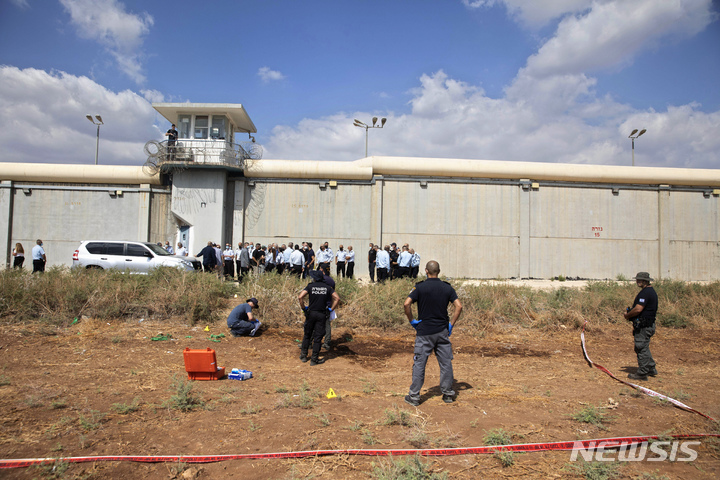 [이스라엘=AP/뉴시스]이스라엘 경찰관과 교도관이 6일(현지시간) 이스라엘 북부 길보아 교도소 밖에서 탈옥 현장을 살펴보고 있다. 2021.09.07.photo@newsis.com