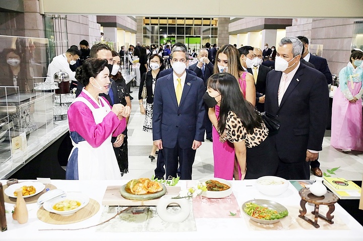 [광주=뉴시스] 송창헌 기자 =세계김치연구소와 한식진흥원이 지난 2일부터 이틀간 온두라스 테구시갈파에서 중미경제통합은행(CABEI) 특별초청으로 마련한 한식 만찬과 김치·장류 전시회에서 이하연 김치명인이 CABEI 총재와 외교사절들에게 김치에 대해 설명하고 있다. (사진=세계김치연구소 제공) 2021.09.07 photo@newsis.com *재판매 및 DB 금지