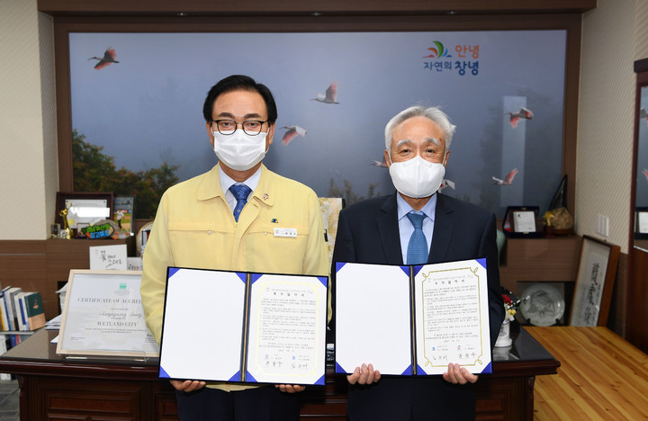한정우(왼쪽) 군수와 김근배 회장이 증설 투자협약을 체결하고 있다. *재판매 및 DB 금지