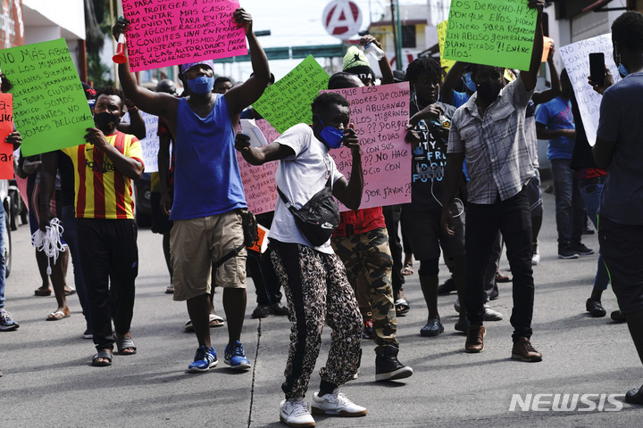 [AP/뉴시스] 멕시코 타파출라의 초만원 수용소 앞에서 9월 6일 정부의 아이티 이민 수용과 미국행 지연에 항의하는 이민들.   