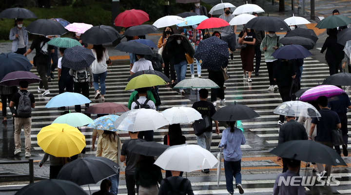 [서울=뉴시스] 추상철 기자 = 출근길 비가 내린 7일 오전 서울 용산역 앞에서 우산을 쓴 시민들이 발걸음을 재촉하고 있다. 2021.09.07. scchoo@newsis.com
