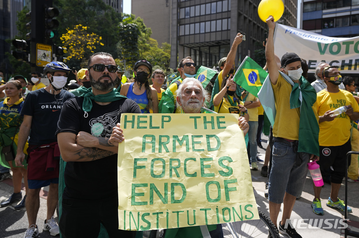 [상파울루=AP/뉴시스] 브라질 독립기념일인 7일(현지시간) 자이르 보우소나루 브라질 대통령의 지지자들이 상파울루 거리에 모여 시위하고 있다. 보우소나루 대통령은 이날 수십만 명의 지지 군중 앞에서 평소 대립각을 세워왔던 대법원을 맹렬히 비난해 나라를 헌정 위기에 몰아넣으려 한다는 비난을 듣고 있다. 그는 독립기념일을 맞아 지지자들에게 거리 시위에 나서라고 요구해 마치 도널드 트럼프 전 미국 대통령이 지난 1월 국회의사당 난입을 선동한 것과 비슷한 시위 선동을 한다는 비난을 듣고 있다. 2021.09.08.