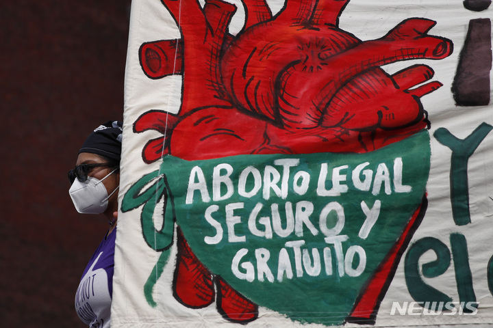 [멕시코시티=AP/뉴시스]2020년 9월28일 멕시코시티에서 한 여성이 국회 앞에서 스페인어로 "우리 몸의 독립과 자율성을 위해 낙태를 합법화하고 처벌을중단하라"고 쓰인 현수막을 들고 시위를 벌이고 있다. 멕시코 대법원은 7일(현지시간) 만장일치로 낙태를 불법화한 북부 코아우일라주의 법 조항이 위헌이라고 판결, 무효화했다. 2021.9.8