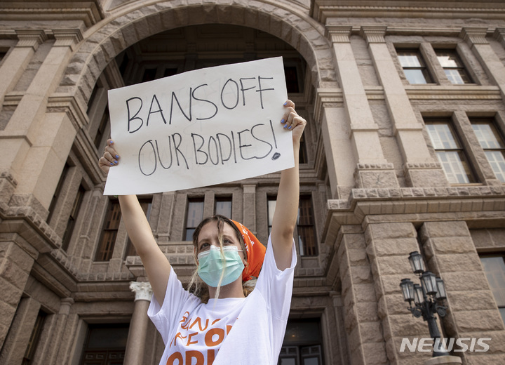 [오스틴(미 텍사스주=AP/뉴시스]미국 텍사스주 낙태금지법에 반대하는 시위자의 모습. 2021.09.01