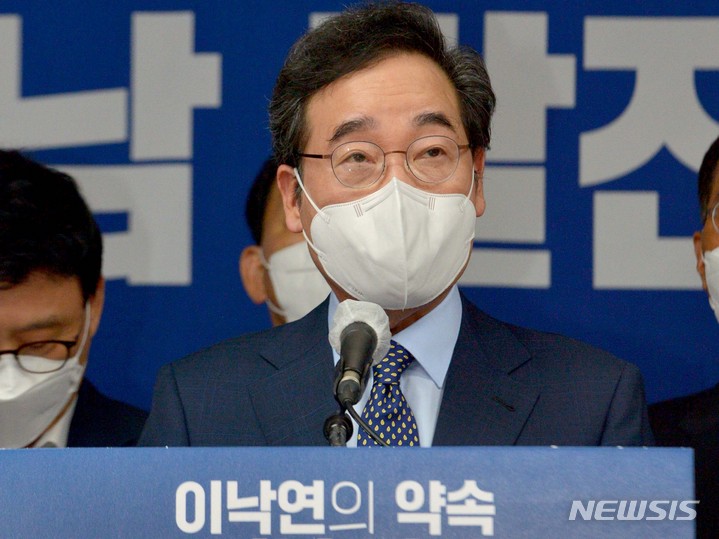 [광주=뉴시스] 변재훈 기자 = 이낙연 더불어민주당 대선 경선 후보가 8일 오후 광주 서구 광주시의회 시민소통실에서 광주·전남 발전전략을 발표하고 있다. 2021.09.08. wisdom21@newsis.com