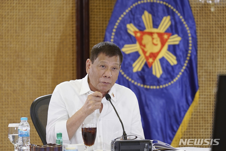 [AP/뉴시스] 필리핀 대통령궁 제공 사진으로 7일 두테르테 대통령이 비상전염병 대책회의에서 말하고 있다