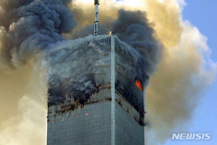 [뉴욕=AP/뉴시스] 2001년 9월 11일 미국 뉴욕 세계무역센터 테러 당시 모습. 2021.09.10.