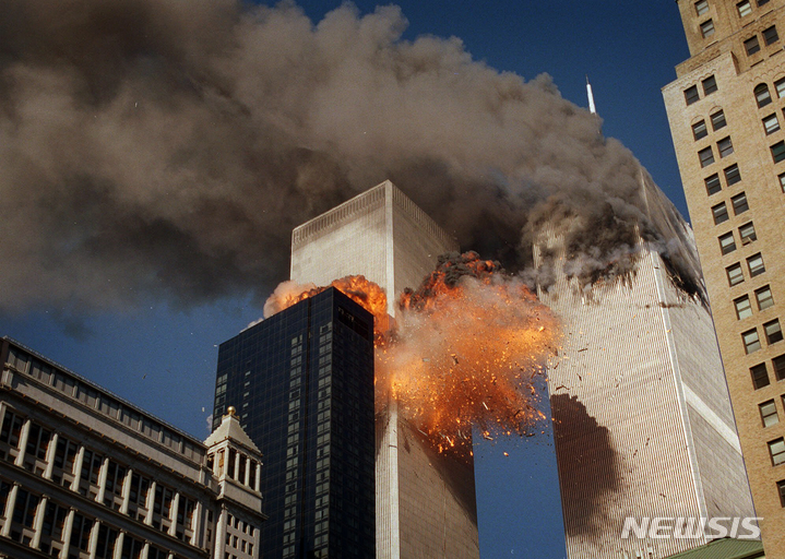 [뉴욕=AP/뉴시스]지난 2001년 9월11일 세계무역센터 건물이 테러로 화마에 휩싸인 모습. 2021.09.09.