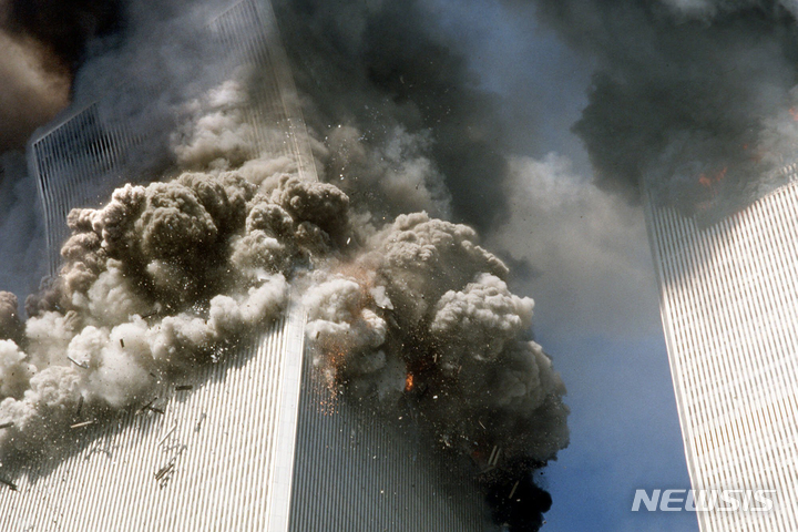 [뉴욕=AP/뉴시스] 2001년 9월 11일 미국 뉴욕 세계무역센터 테러 당시 모습. 2021.09.10.