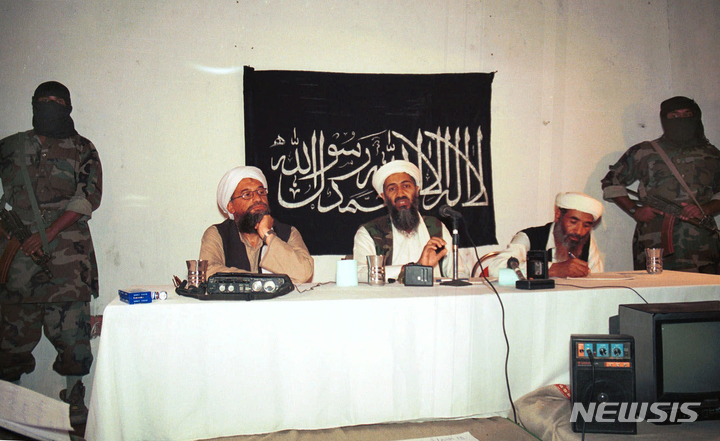[AP/뉴시스] 1998년 아프가니스탄에서 기자회견하는 아이만 알자와리( 왼쪽)과 오사마 빈 라덴( 가운데). 이들은 아프간에 대한 소련의 침공당시부터 전우로 게릴라전을 함께 수행했다. 