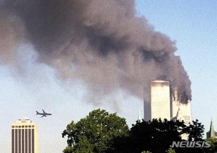 [뉴욕=AP/뉴시스] 2001년 9월 11일 미국 브루클린 시내에서 바라본 뉴욕 세계무역센터에 접근하는 비행기 모습. 2021.09.10.