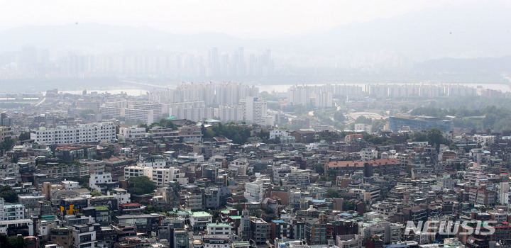 [서울=뉴시스] 고범준 기자 = 아파트값이 천정부지로 치솟으면서 불안한 흐름이 이어지고 있다. 수도권의 아파트값 상승률이 7주 연속 최고치를 유지, 상위 20% 주택가격이 사상 처음으로 평균 15억원을 넘어섰다. 한국부동산원에 따르면 9월 첫째 주(30일 기준) 서울의 아파트값은 0.21% 올라 높은 수준의 상승률을 기록했다고 밝혔다. 수도권 아파트 매수 심리가 더 강해지는 등 불안한 흐름이 이어지고 있다. 사진은 9일 서울 남산에서 바라본 아파트와 빌라 모습. 2021.09.09. bjko@newsis.com