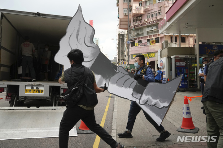 [홍콩=AP/뉴시스] ﻿﻿홍콩국가보안법이 2020년 6월 발효된 이후 지난 3월까지 291명이 해당 법 위반 혐의로 체포된 것으로 파악됐다. 사진은 2021년 9월9일 홍콩 경찰이6·4 톈안먼민주화 시위 희생자 추모 기념관을 압수수색하는 모습. 2024.04.17