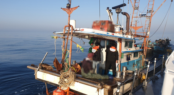 태안해경이 불법조업 의심 어선에 대해 검문검색을 실시하고 있다.(사진=태안해양경찰서 제공) *재판매 및 DB 금지