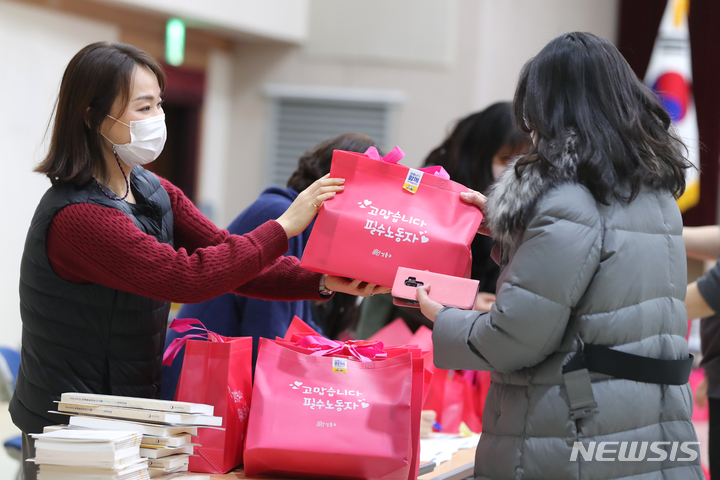 [서울=뉴시스]성동구는 올해 4월까지 4차례에 걸쳐 필수노동자에게 방역용품을 지원했다. 2021.09.10 (사진 = 성동구 제공) photo@newsis.com