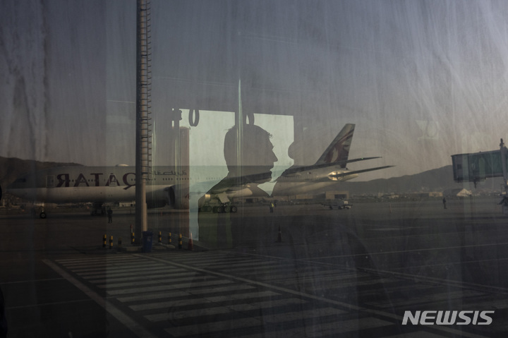 [카불=AP/뉴시스] 9일(현지시간) 아프가니스탄 카불 공항에서 카타르 항공기가 버스 유리창에 반영되고 있다. 2021.09.10.