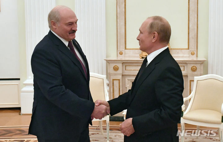 [모스크바=AP/뉴시스] 블라디미르 푸틴(오른쪽) 러시아 대통령이 9일(현지시간) 모스크바를 방문한 알렉산드르 루카셴코 벨라루스 대통령을 만나 악수하고 있다. 양국 정상은 회담을 하고 '연합국가(Union State)' 창설을 위한 28개 로드맵에 합의했다. 이 로드맵에는 경제 분야에서의 양국 법률 단일화와 단일 금융·에너지 시장 조성 등의 내용을 포함한 것으로 알려졌다. 2021.09.10.