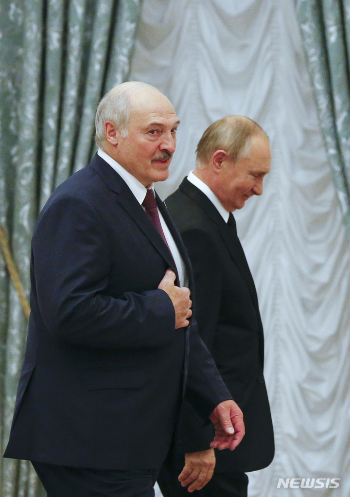 [모스크바(러시아)=AP/뉴시스] 블라디미르 푸틴(오른쪽) 러시아 대통령과 알렉산드르 루카셴코 벨라루스 대통령이 2021년 9월 러시아 모스크바 크렘린궁에서 열린 공동 기자회견 후 자리를 떠나고 있다. 2021.9.9.