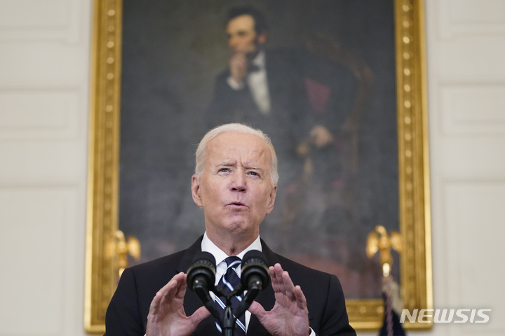 [워싱턴=AP/뉴시스]조 바이든 미국 대통령이 9일(현지시간) 백악관 스테이트다이닝룸에서 코로나19 대응 관련 연설을 하고 있다. 2021.09.10.