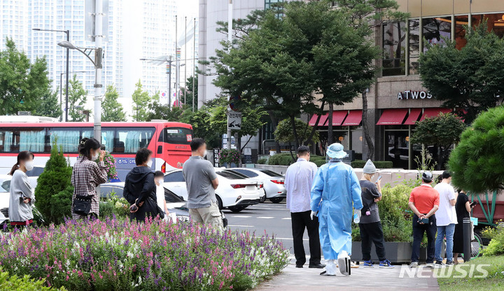 [서울=뉴시스] 백동현 기자 = 코로나19 신규 확진자가 1,892명으로 집계된 10일 오전 서울 송파구보건소 선별진료소에서 시민들이 검사를 받기 위해 대기하고 있다. 2021.09.10. livertrent@newsis.com