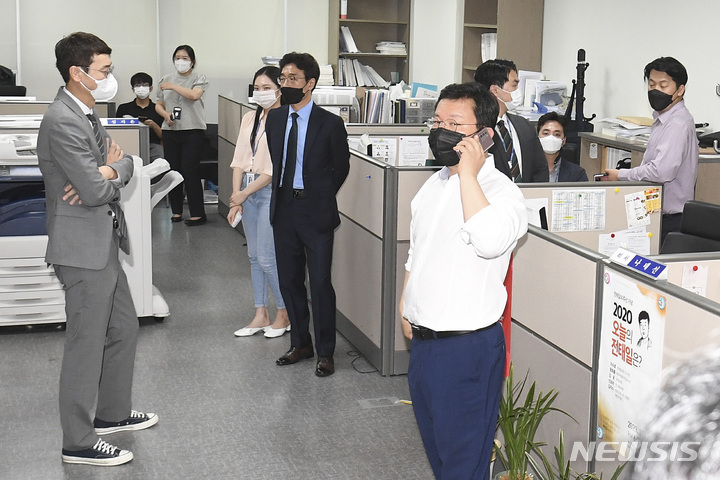 [서울=뉴시스] 최진석 기자 = 김웅 국민의힘 의원이 10일 서울 영등포구 국회의원회관 자신의 의원실에서 고위공직자범죄수사처(공수처) 수사관들이 '검찰 고발 사주' 의혹 관련해 압수수색을 하자 생각에 잠겨 있다. (공동취재사진) 2021.09.10. photo@newsis.com