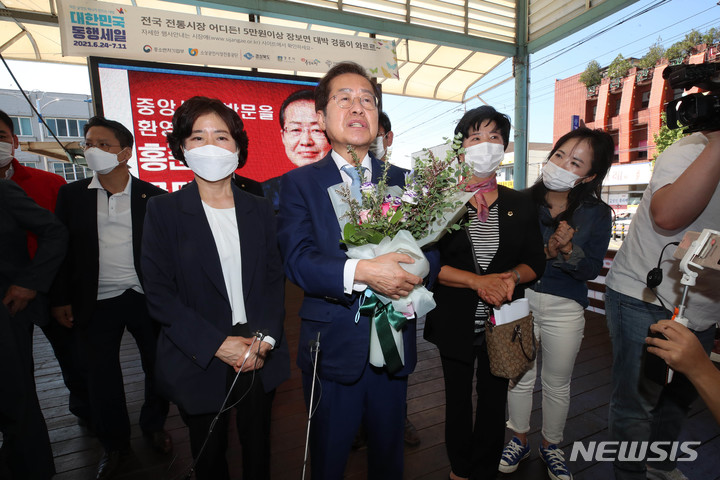 [경주=뉴시스] 이무열 기자 = 홍준표 국민의힘 대선 경선 후보가 11일 오후 경북 경주중앙시장을 찾아 시민들에게 인사하고 있다. 2021.09.11. lmy@newsis.com