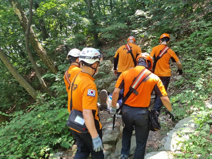 [홍성=뉴시스] 지난 2021년 9월 충남소방 119구조대원들이 독버섯 중독사고 환자를 이송하고 있다. (사진=뉴시스 DB) 2024.09.12. photo@newsis.com *재판매 및 DB 금지