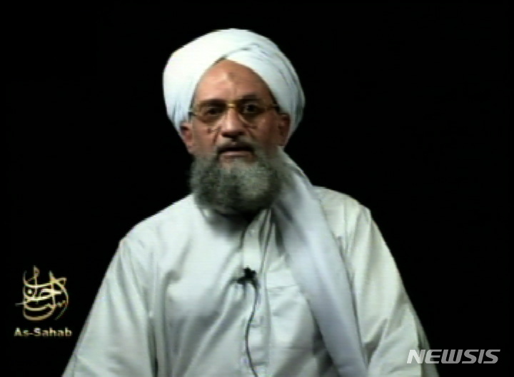 [AP/뉴시스] 오사마 빈 라덴의 전우이자 후계자 아이만 알-자와리가 2006년 9월2일 장소 불명의 은신처에서 배포한 동영상 연설  모습.( AP자료사진)  