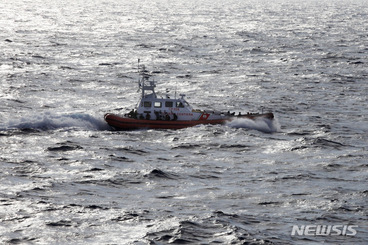 [AP=뉴시스] 2021년 9월12일(현지시간) 이탈리아 해안경비대가 지중해에서 조난 당한 난민선을 구조하기 위해 도착하고 있다. 