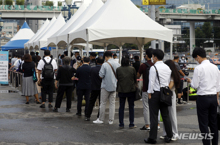 [서울=뉴시스] 고승민 기자 = 코로나19 신규 확진자수가 0시 기준 1433명을 기록한 13일 서울역 임시선별검사소를 찾은 시민들이 검사를 기다리고 있다. 2021.09.13. kkssmm99@newsis.com