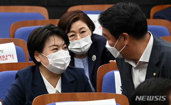 [서울=뉴시스] 전신 기자 = 윤희숙 국민의힘 의원이 13일 서울 여의도 국회에서 열린 현안 관련 긴급보고에 참석해 동료 의원들과 대화하고 있다. (공동취재사진) 2021.09.13. photo@newsis.com