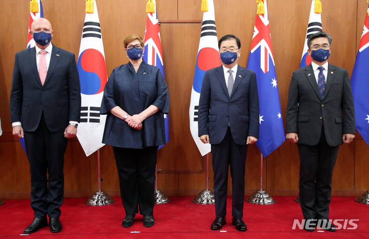 [서울=뉴시스] 김명원 기자 = 정의용(왼쪽 세번째) 외교부 장관과 서욱(오른쪽) 국방부 장관이 13일 서울 종로구 외교부에서 호주 마리스 페인(왼쪽두번째) 외교장관·피터 더튼국방장관과 한-호주 외교·국방(2+2) 장관회의에 앞서 포즈를 취하고 있다. (공동취재사진) 2021.09.13. photo@newsis.com