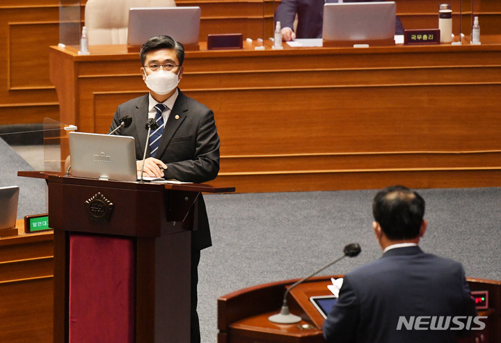 [서울=뉴시스] 전신 기자 = 서욱 국방부 장관이 14일 오후 서울 여의도 국회에서 열린 본회의 외교·통일·안보 분야 대정부질문에서 의원 질의에 답변하고 있다. (공동취재사진) 2021.09.14. photo@newsis.com