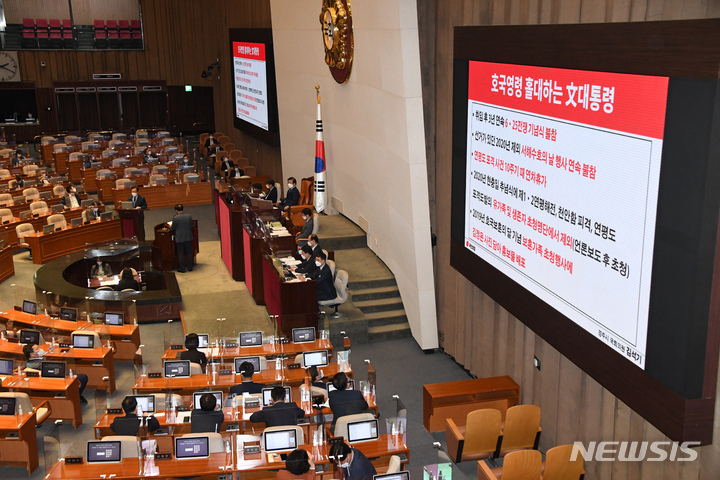 [서울=뉴시스] 전신 기자 = 14일 오후 서울 여의도 국회에서 열린 본회의 외교·통일·안보 분야 대정부질문에서 김석기 국민의힘 의원이 김부겸 국무총리에게 질의하고 있다. (공동취재사진) 2021.09.14. photo@newsis.com