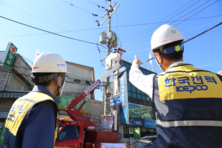 [수원=뉴시스] 15일 수원지역 전통시장에서 한국전력공사 관계자들이 전력설비 특별 안전점검을 실시하고 있다. 2021.9.15. (사진=한전 경기본부 제공) *재판매 및 DB 금지