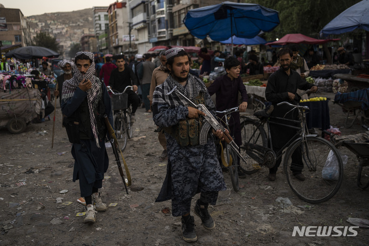 [카불=AP/뉴시스] 지난 14일(현지시간) 탈레반 병사들이 아프가니스탄 카불의 한 시장을 순찰하고 있다. 미국과 나토가 아프간에서 철수하고 탈레반이 점령하면서 아프간은 경제 붕괴와 식량난으로 어려움이 더욱 늘어날 것으로 우려된다. 2021.09.22.